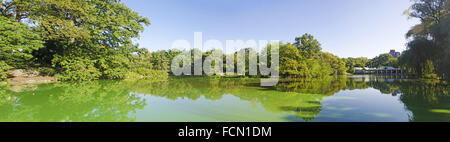 New York, United States of America, Usa: pond in Central Park with view of The Loeb Boathouse, famous and historic restaurant in the park since 1860 Stock Photo