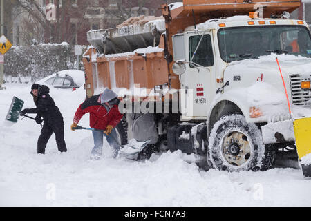 Washington DC, USA. 23rd January, 2016.  Capitol Hill residents of Washington DC, USA, help a District of Columbia city snow plow truck that became stuck during a blizzard on 23 January 2016. The major winter storm hit the U.S. East Coast Saturday, bringing Washington and New York City to a standstill. At least eight people have died as a result of the blizzard, according to US media. Photo: Chris Williams/dpa Credit:  dpa picture alliance/Alamy Live News Stock Photo