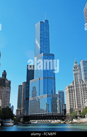 Chicago, Illinois: canal cruise on the Chicago River, view of the Trump Tower and Wrigley Building, iconic skyscrapers among the symbols of the city Stock Photo