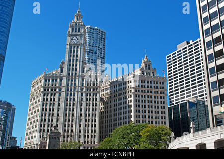 Chicago, Illinois, Usa: canal cruise on the Chicago River, view of the Wrigley Building, iconic skyscraper and headquarters of the Wrigley Company Stock Photo