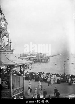 AJAXNETPHOTO. EARLY 1900S (APPROX). SOUTHEND, ENGLAND. - WORLD'S LONGEST PIER - PEOPLE IN EDWARDIAN DRESS CROWDING THE SEAFRONT AND PLEASURE PIER ON AN EARLY AUGUST HOLIDAY. A SEEBOLD BENEFIT WAS SCHEDULED FOR AUGUST 3 (POSSIBLY 1902) IN THE PIER PAVILLION.  PHOTO:AJAX VINTAGE PICTURE LIBRARY  REF:AVL SOUTHEND 1900 1 Stock Photo