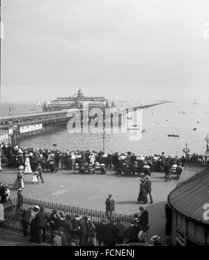 AJAXNETPHOTO. EARLY 1900S (APPROX). SOUTHEND, ENGLAND. - WORLD'S LONGEST PIER - PEOPLE IN EDWARDIAN DRESS CROWDING THE SEAFRONT AND PLEASURE PIER ON AN EARLY AUGUST HOLIDAY. A SEEBOLD BENEFIT WAS SCHEDULED FOR AUGUST 3 (POSSIBLY 1902) IN THE PIER PAVILLION. PHOTO:AJAX VINTAGE PICTURE LIBRARY  REF:AVL SOUTHEND 1900 2 Stock Photo