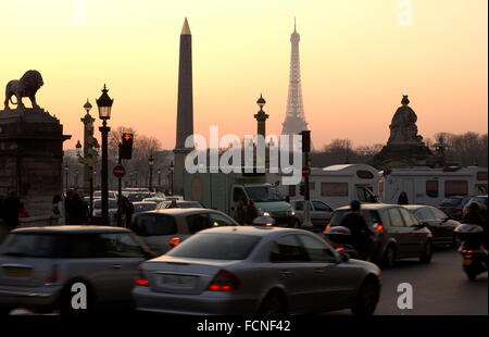 AJAXNETPHOTO. PARIS, FRANCE. - DRIVING IN THE CITY - Traffic approaching Place de la Concorde with the Obelisk and Eiffel Tower at sunset similar to a scene painted by Louis Hayet in 1888. PHOTO:JONATHAN EASTLAND/AJAX  REF:82912 1985 Stock Photo