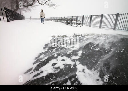 New York, USA. 23rd January, 2016.  Blowing snow on Brooklyn Heights Promenade during blizzard Credit:  Joseph Reid/Alamy Live News Stock Photo