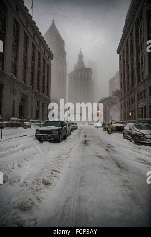 Manhattan, New York, USA. 23rd January, 2016. This is the first snowstorm of this year. Governor Andrew M. Cuomo announced a travel ban on all local and state roads in New York City and major highways of Long Island, effective at 2:30 p.m. Jan, 23. Credit:  Alex Potemkin/Alamy Live News Stock Photo
