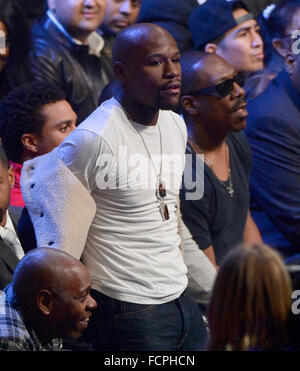 Jan 23,2016. Los Angels CA. (L) Retired pro boxer Floyd Mayweather Jr. gets severely booed by the crowed as he arrives at the fight along with actor Eddie Murphy(R) at the Danny Garcia and Robert Guerrero Saturday at the Staples Center. Danny Garcia took the win by surprising unanimous decision for the new welterweight title on FOX Premier Boxing Champions.  Photo by Gene Blevins/LA DailyNews/ZumaPress (Credit Image: © Gene Blevins via ZUMA Wire) Stock Photo