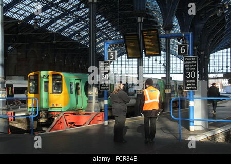 A BRIGHT LANDSCAPE VIEW OF A SOUTHERN RAILWAY TRAINS ELECTRIC UNIT AT THE PLATFORM INSIDE BRIGHTON STATION Stock Photo