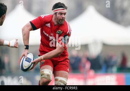 Treviso, Italy. 24th January, 2016. Munster's player  Billy Holland runs with the ball during Rugby Champions Cup match  between Benetton Treviso and Munster Rugby on 24th January, 2016 at Monigo Stadium. Credit:  Andrea Spinelli/Alamy Live News Stock Photo