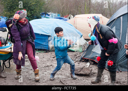 Dunkirk, France. 24th Jan, 2016. Refugees are making tea by heating ...