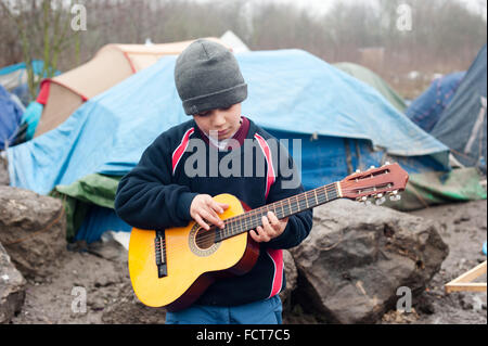 Dunkirk, France. 24th Jan, 2016. Refugees are making tea by heating ...