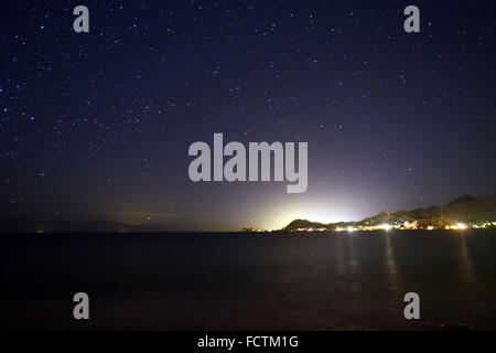 (160125) -- SINA, Jan. 25, 2016 (Xinhua) -- Stars are seen in the sky over the desert south of Sina, Egypt on Jan. 11, 2016. (Xinhua/Ahmed Gomaa) (zjy) Stock Photo