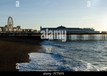 Brighton, UK. 25th January 2016. UK Weather. Clear blue skies and mild weather in Brighton, East Sussex, this morning after a foggy weekend. Temperatures have reached 11 degrees Celsius before 10am. Credit:  Francesca Moore/Alamy Live News Stock Photo