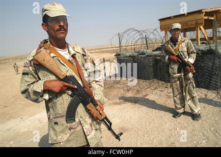 New reconstituted Iraqi army after the 2003 war, checkpoint on the highway Basra - Nasiriya Stock Photo