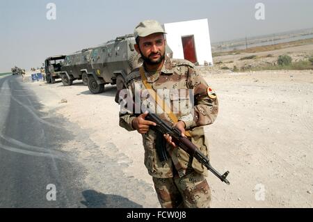 New reconstituted Iraqi army after the 2003 war, checkpoint on the highway Basra - Nasiriya Stock Photo