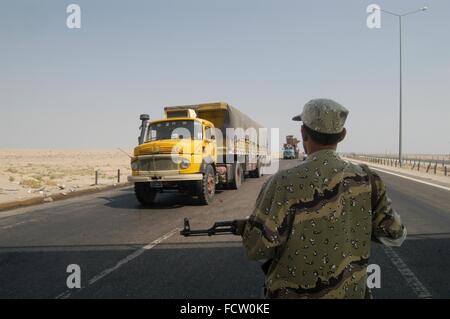 New reconstituted Iraqi army after the 2003 war, checkpoint on the highway Basra - Nasiriya Stock Photo