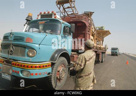 New reconstituted Iraqi army after the 2003 war, checkpoint on the highway Basra - Nasiriya Stock Photo