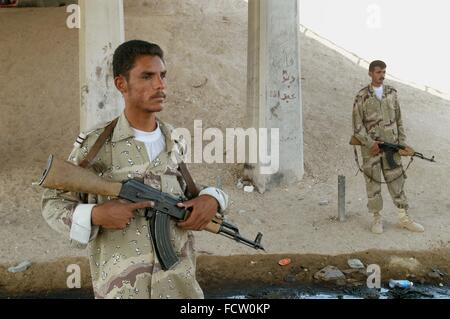 New reconstituted Iraqi army after the 2003 war, checkpoint on the highway Basra - Nasiriya Stock Photo