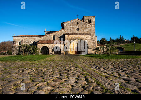 Cantabria, Spain. 24th Jan, 2016. View of the church of Santa Cruz one of four collegiate composing romanoco route in Cantabria. This monument of the twelfth century is located in the town of Castaneda. Credit:  JOAQUIN GOMEZ SASTRE/Alamy Live News Stock Photo