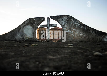 Cantabria, Spain. 24th Jan, 2016. View of the roofs of the church of Santa Cruz in Castañeda (Cantabria) .monumento Romanesque twelfth century from the nearby cemetery. Credit:  JOAQUIN GOMEZ SASTRE/Alamy Live News Stock Photo