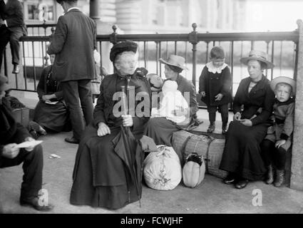 Dutch Immigrant family, Ellis Island, New York Stock Photo - Alamy