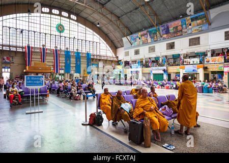 Central station, monks in waiting lounge, Hua Lamphong Railway Station, Chinatown, Bangkok, Thailand Stock Photo