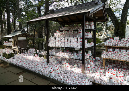 Tokyo, Japan. 26th January, 2016. Thousands of Maneki-Neko figurines on display at Goutoku Temple on January 26, 2016 in Tokyo, Japan. The temple and the surrounding area is well known for its massive collection of Maneki-Neko, literally beckoning cats. The cats are a common Japanese charm thought to bring good luck to the owner. They are often displayed at the entrance to shops and restaurants but Goutoku Temple goes one further and displays over 1000 cats throughout its ground. Credit:  Rodrigo Reyes Marin/AFLO/Alamy Live News Stock Photo