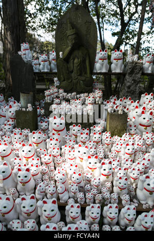 Tokyo, Japan. 26th January, 2016. Thousands of Maneki-Neko figurines on display at Goutoku Temple on January 26, 2016 in Tokyo, Japan. The temple and the surrounding area is well known for its massive collection of Maneki-Neko, literally beckoning cats. The cats are a common Japanese charm thought to bring good luck to the owner. They are often displayed at the entrance to shops and restaurants but Goutoku Temple goes one further and displays over 1000 cats throughout its ground. Credit:  Rodrigo Reyes Marin/AFLO/Alamy Live News Stock Photo
