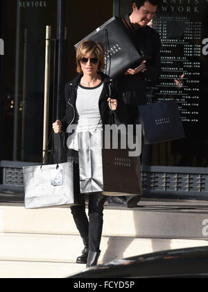 Lisa Rinna carrying large shopping bags outside Barneys New York in Beverly  Hills Los Angeles, California - 26.06.08 Stock Photo - Alamy