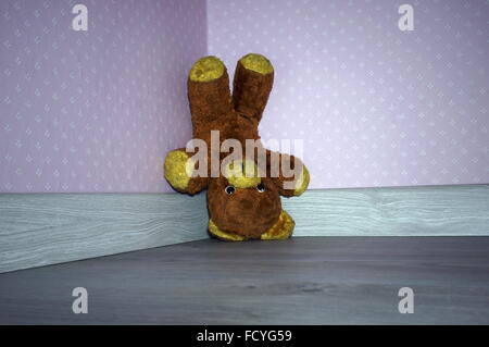 ILLUSTRATION - An upside down teddy bear in the corner of a room. The photo was taken on 22 December 2015. Photo: S. Steinach - NO WIRE SERVICE - Stock Photo