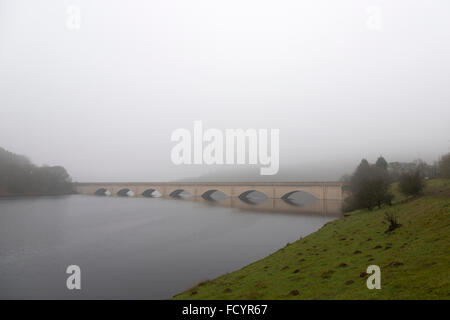 Ladybower Bridge, or Ashopton Viaduct, carrying the A57 Snake Pass road, on a misty day.  Derbyshire (Peak District National Park). January. Stock Photo