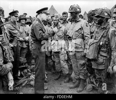 Dwight Eisenhower. General Dwight D Eisenhower, Supreme Allied Commander Europe, talking with American paratroopers on the evening of June 5, 1944, as they prepared for the Battle of Normandy. Stock Photo