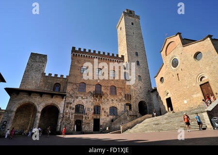 Palazzo del Popolo and cathedral, Piazza del Duomo, San Gimignano, Tuscany, Italy Stock Photo