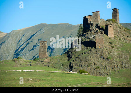 Georgien, Kachetien, Tuscheti-Nationalpark, Omalo, Oberdorf, Blick auf die Keselo Festung Stock Photo