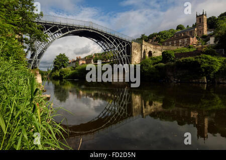 Abraham Darby's Iron Bridge, the first cast iron bridge, crossing the gorge of the River Severn at Ironbridge, Shropshire. UK Stock Photo