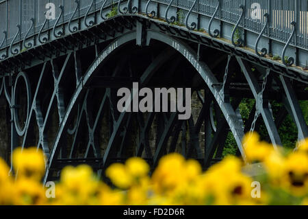 Abraham Darby's Iron Bridge, the first cast iron bridge, crossing the gorge of the River Severn at Ironbridge, Shropshire. UK Stock Photo