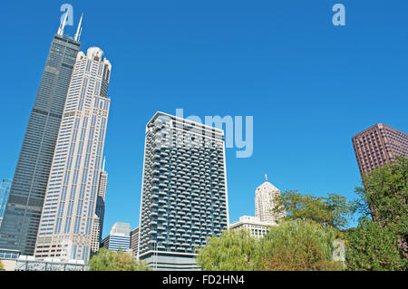 Chicago, Illinois: canal cruise on the Chicago River, skyline with view of the the Willis Tower (former Sears Tower), an iconic 110-story skyscraper Stock Photo