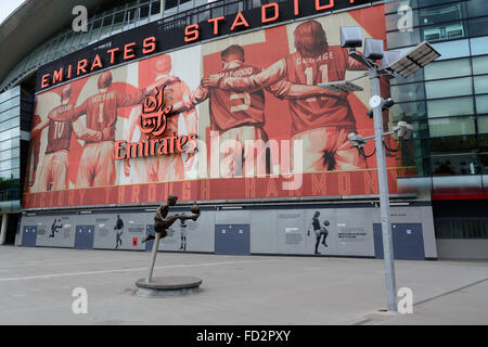 Statue of former Dutch Arsenal star player Dennis Bergkamp at the Emirates Stadium in London Stock Photo