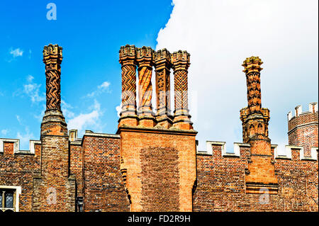 Tudor style chimneys in Hampton court palace, Surrey; Schornsteine im Tudorstil in Schloss Hampton Court Stock Photo