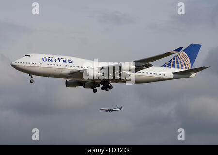 United Airlines Boeing 747-400 landing in Frankfurt parallel to US Airways A330 Stock Photo