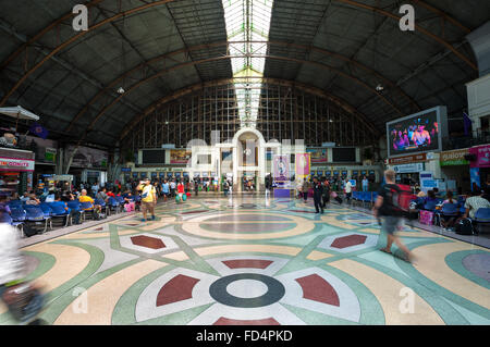 Inside the main departure hall of Hua Lamphong railway station, Bangkok, Thailand Stock Photo