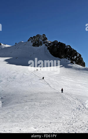CA02635-00...CALIFORNIA - Climbers approaching the final ascent to the summit of 14,612-foot Mount Shasta. Stock Photo