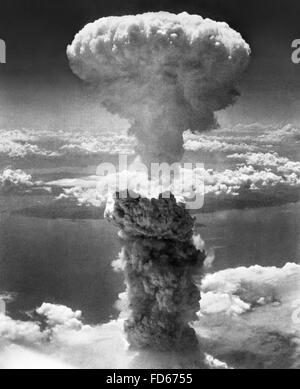 Atomic Bomb. The mushroom cloud from the second atomic bomb, 'Fat Man', dropped on Nagasaki, Japan in WWII. August 9th 1945. Stock Photo