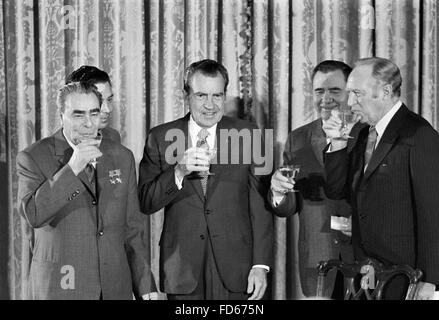 Nixon and Breshnev. President Richard Nixon with (left to right) Soviet leader Leonid Brezhnev, Soviet Minister of Foreign Affairs Andrei Gromyko, and Secretary of State William P. Rogers, 19th June 1973 Stock Photo