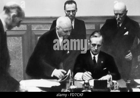 Von Ribbentrop signs the Molotov-Ribbentrop Pact, 24.08.1939 Stock Photo