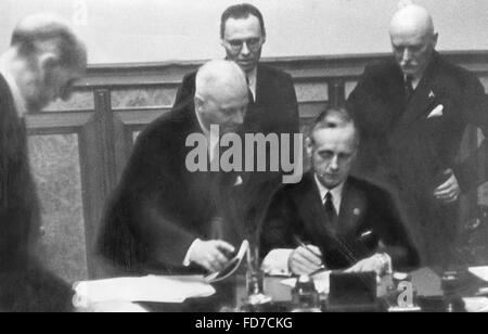 Von Ribbentrop signs the Molotov-Ribbentrop Pact, 24.08.1939 Stock Photo