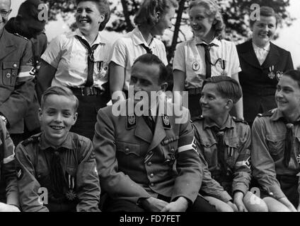 Artur Axmann with HJ and BdM members in Hamburg, 1943 Stock Photo