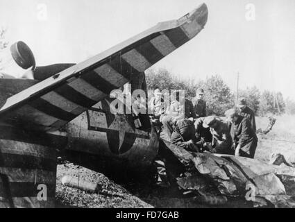 American fighter aircraft shot down by German soldiers in the Netherlands, 1944 Stock Photo