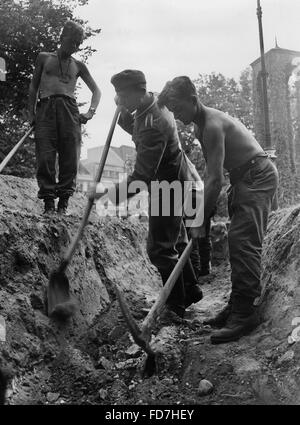 Building of a splinter protection trench, 1943 Stock Photo - Alamy