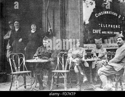 French soldiers in a café in Paris during First World War Stock Photo