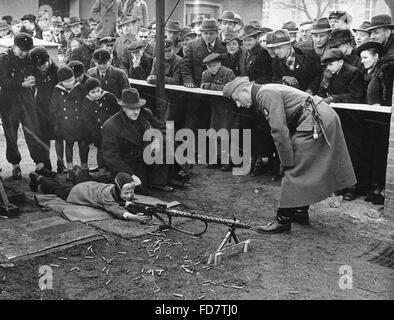 Presentation of a light machine gun on the Day of the Wehrmacht in Szczecin, 1939 Stock Photo